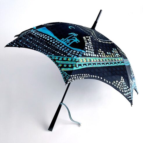 着物で作る日傘　岡崎妙子の手描きの世界 Handmade parasol with antique 
